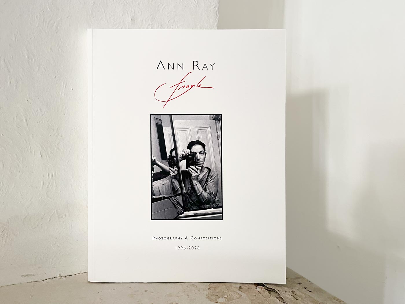 Catalogue d'exposition "Fragile" d'Ann Ray à la galerie Space Between - juin 2026 - Arles